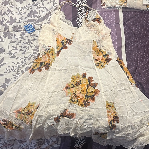 Elegant Floral Lace Chemise in Cream and Yellow - Picture 3 of 7